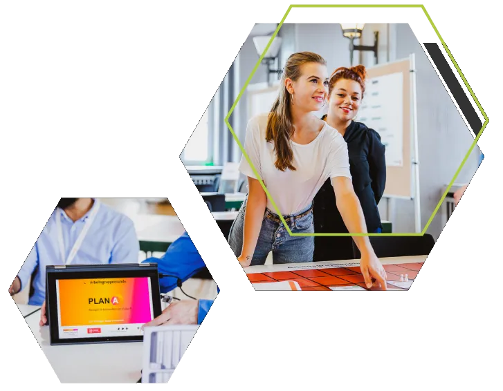 Zwei sechseckige Fotos von Teilnehmenden beim Planspiel Plan A in einer Arbeitsgruppe, eines davon mit dem Plan-A-Logo auf einem Tablet